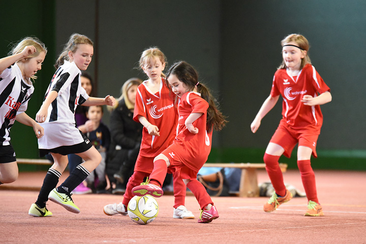 Mädchen beim Fußballspielen